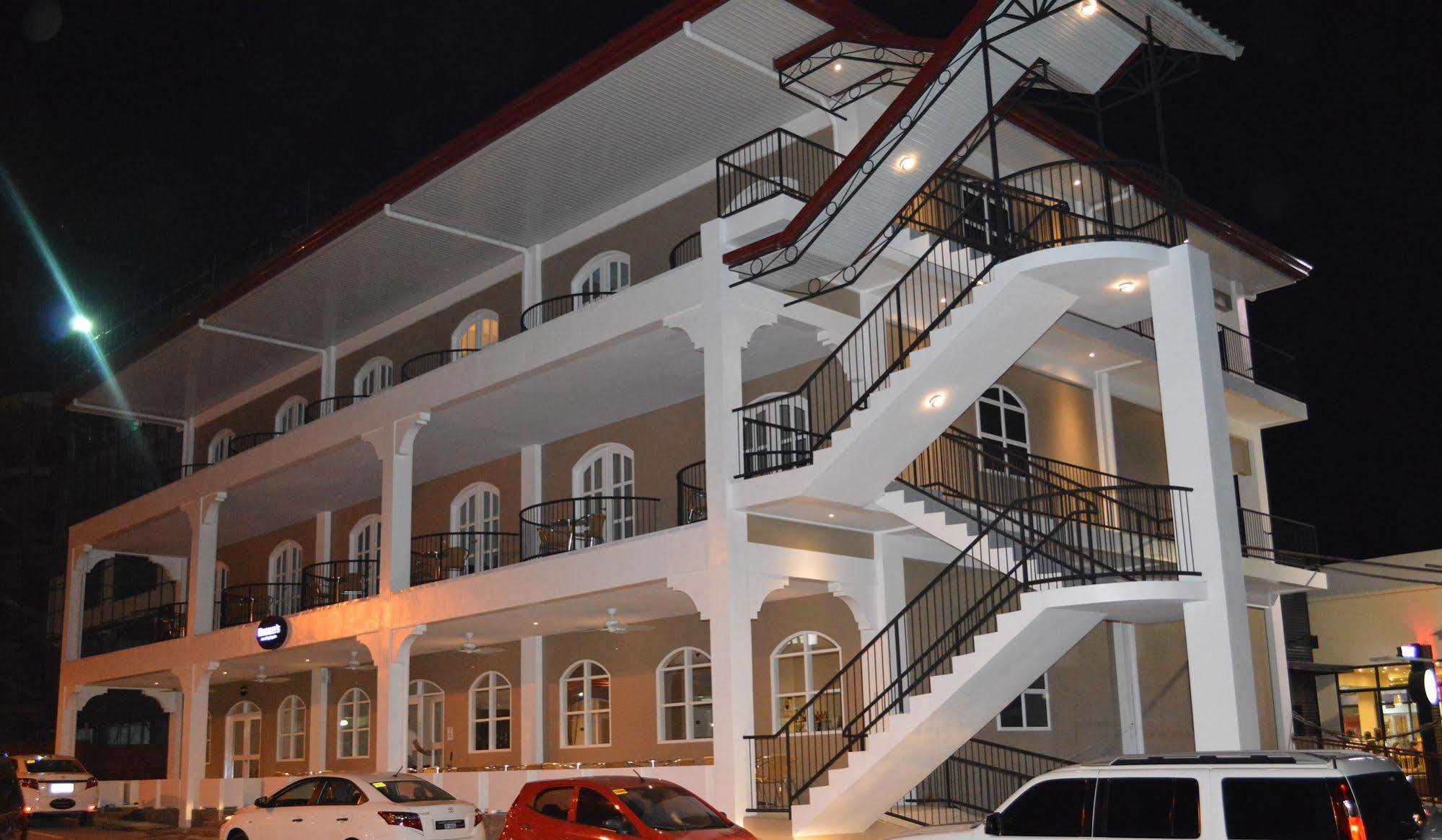 Kingsley'S Hotel And Gastro Pub Mabalacat Екстериор снимка
