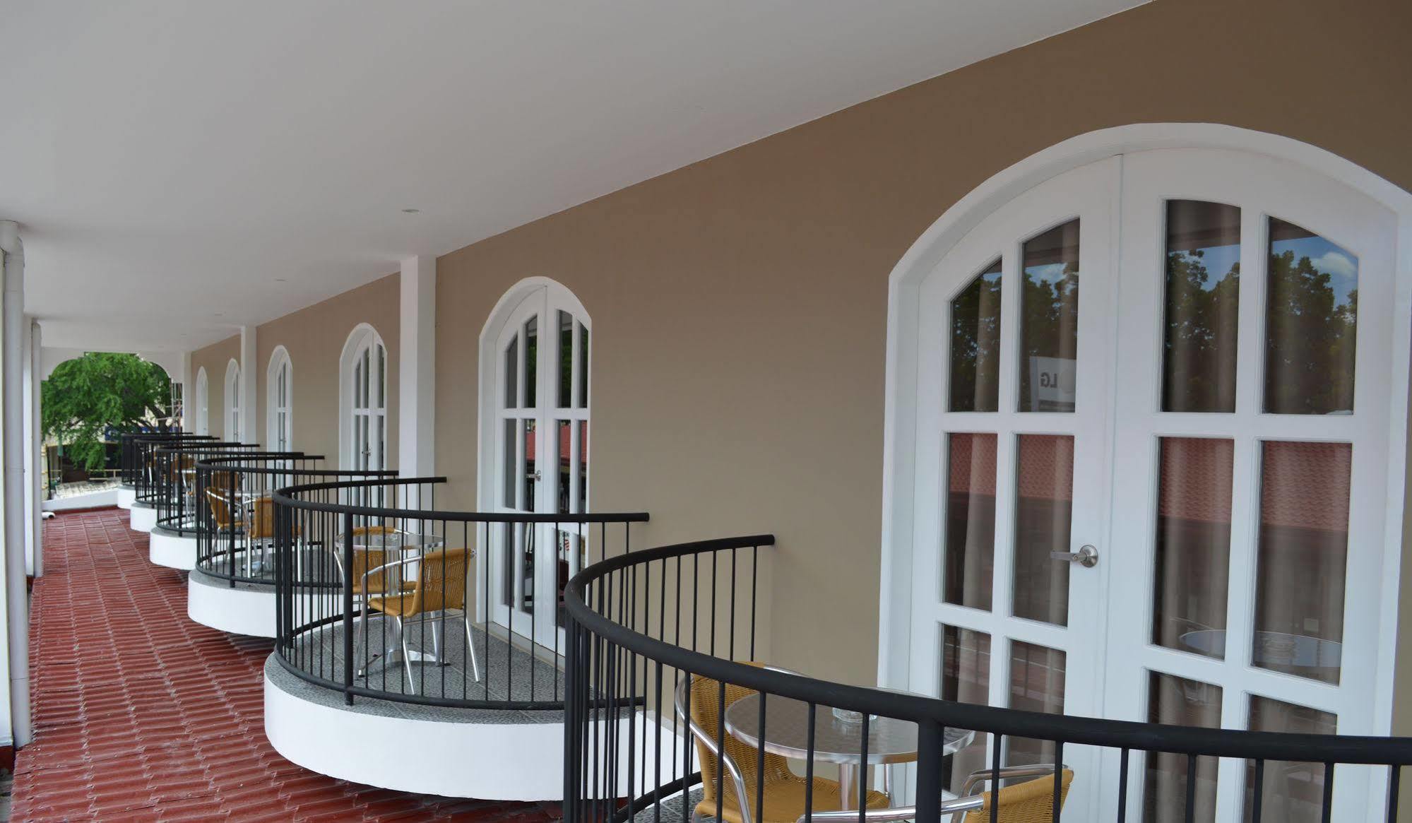Kingsley'S Hotel And Gastro Pub Mabalacat Екстериор снимка
