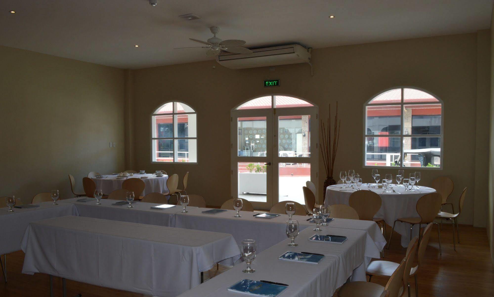 Kingsley'S Hotel And Gastro Pub Mabalacat Екстериор снимка