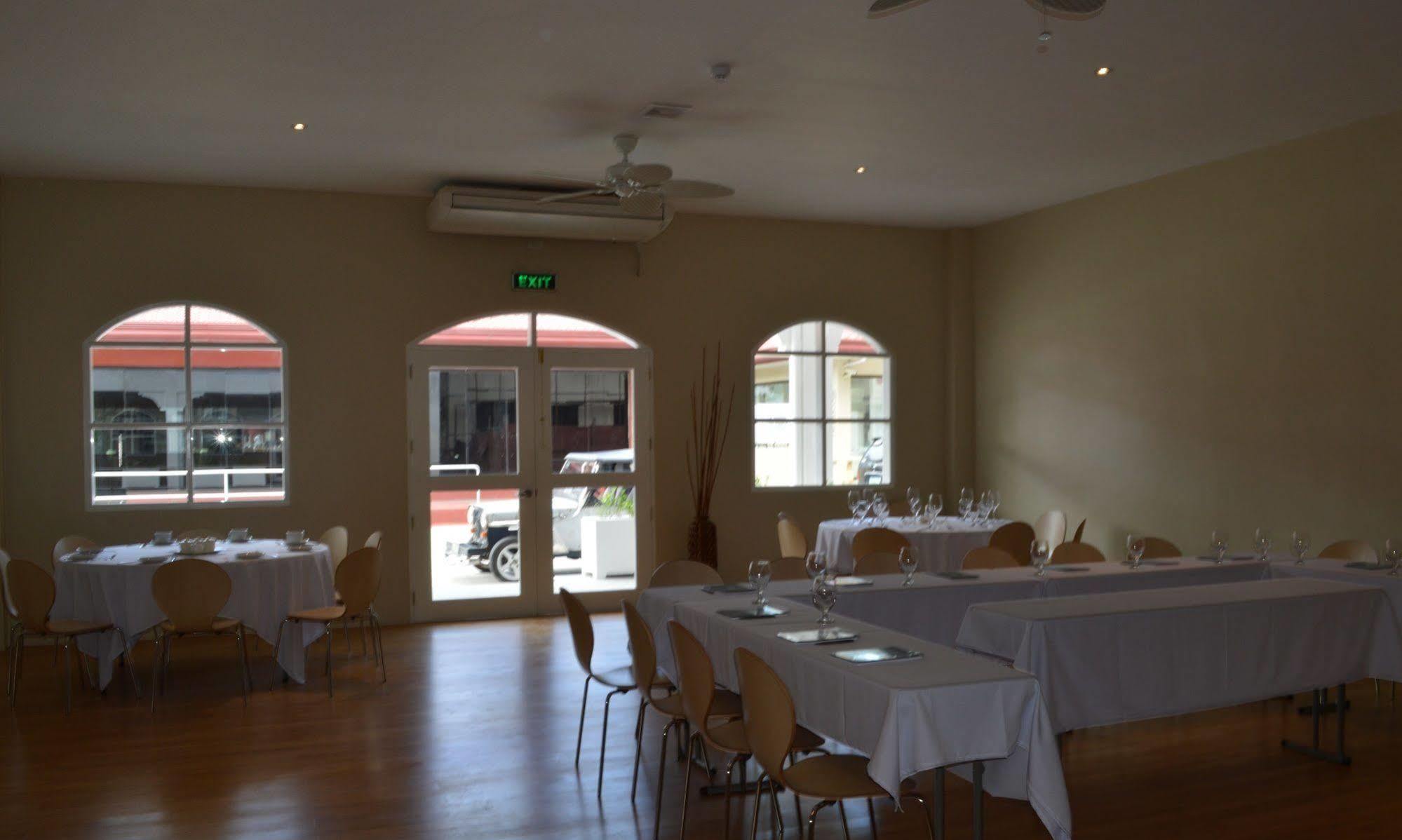 Kingsley'S Hotel And Gastro Pub Mabalacat Екстериор снимка