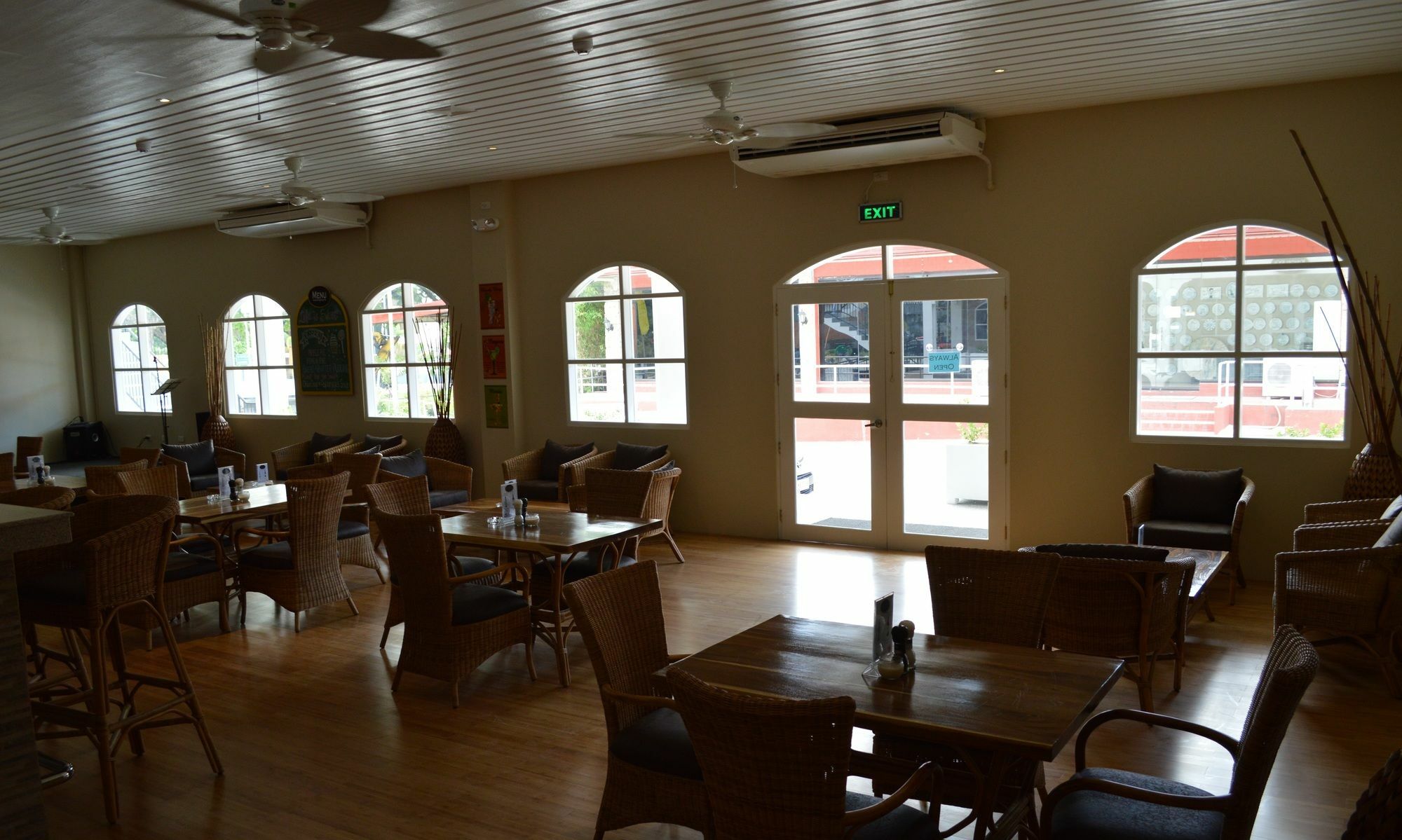 Kingsley'S Hotel And Gastro Pub Mabalacat Екстериор снимка