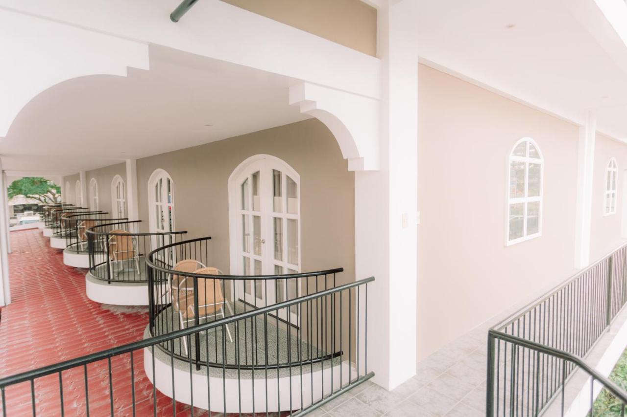 Kingsley'S Hotel And Gastro Pub Mabalacat Екстериор снимка