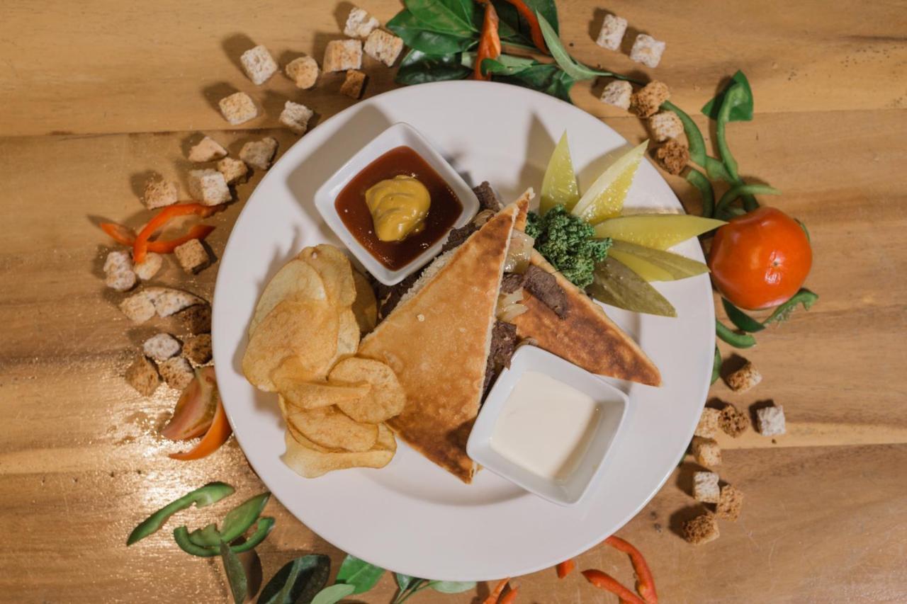 Kingsley'S Hotel And Gastro Pub Mabalacat Екстериор снимка